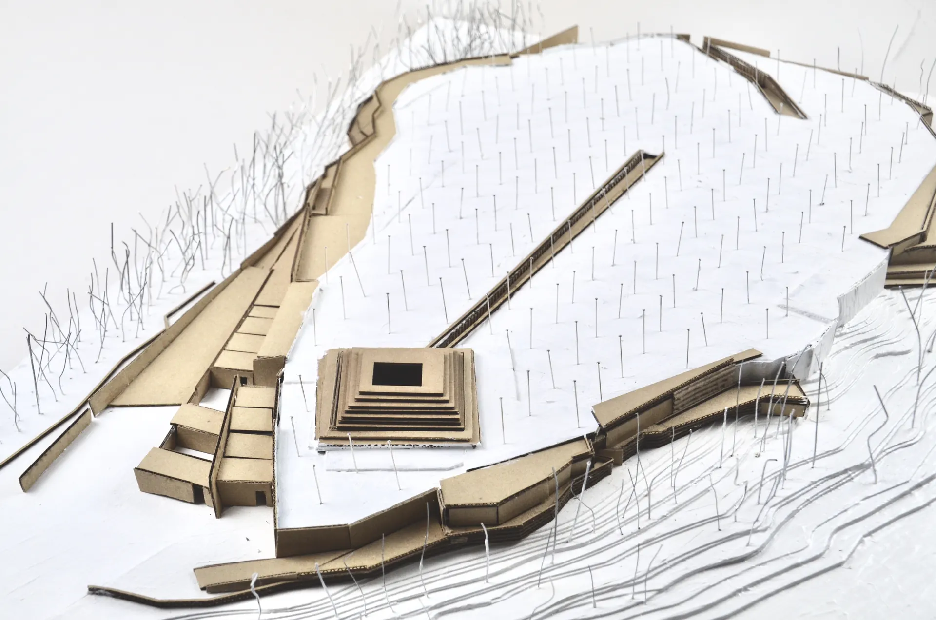 Model of the central mound, with entrance, flower kiosk, meeting rooms and ceremony space, 1/200.